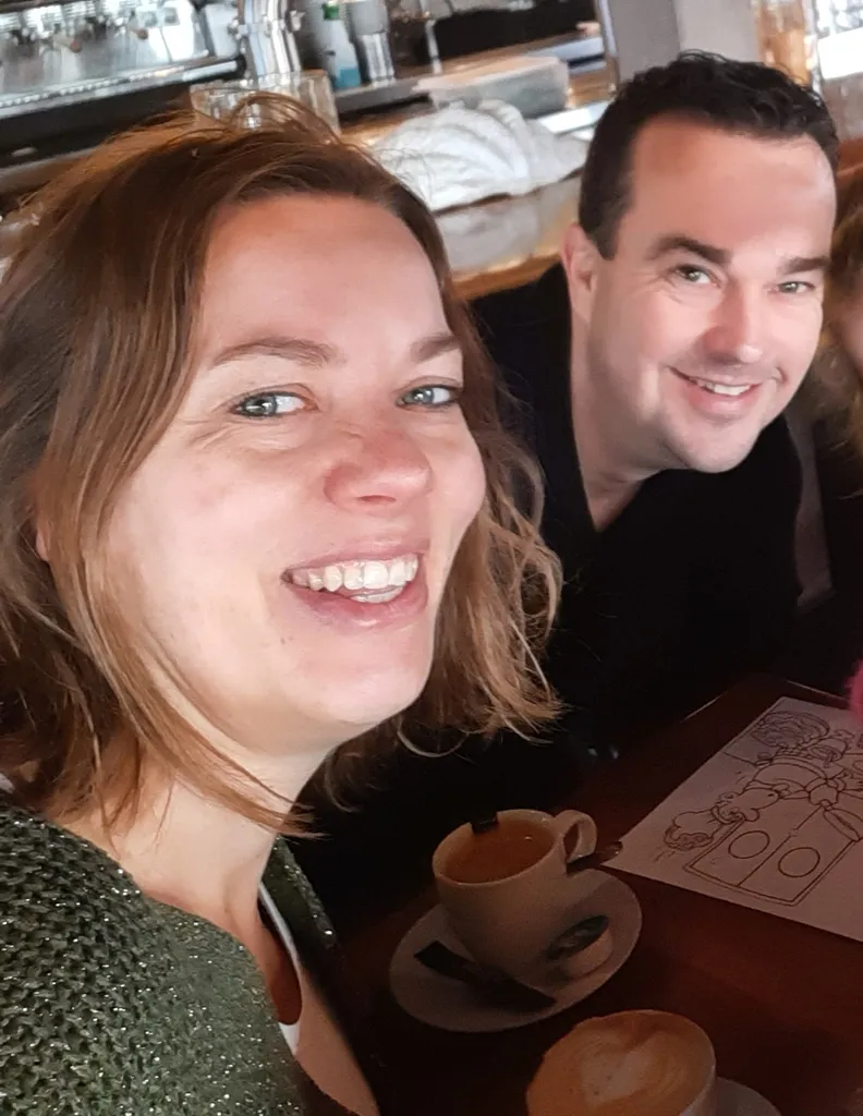 Linda en Roland Schouten samen achter een kop koffie
